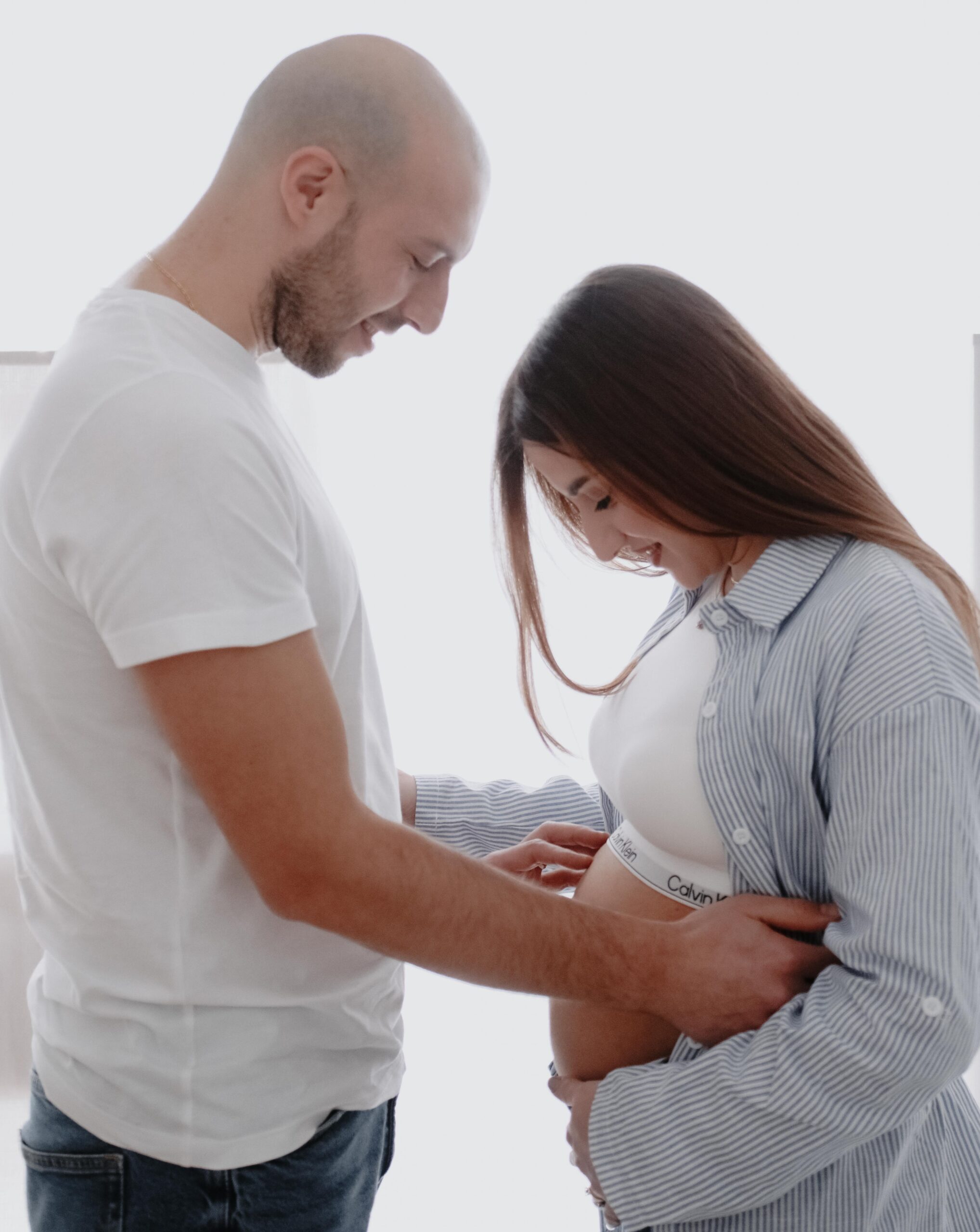 Sessione maternity immersa in luce naturale e atmosfera serena.